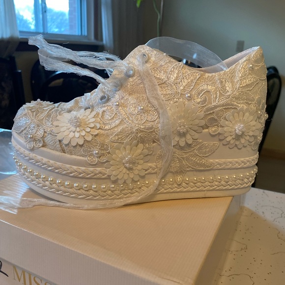 Simple - Classy - Wedding dress - light weight- Size 6 - Dry-cleaned - Picture 5 of 10